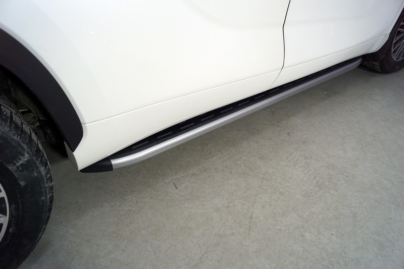 Боковые подножки Toyota Highlander c 2020 алюминиевые с пластиковой накладкой 1820 мм (карбон серебро)