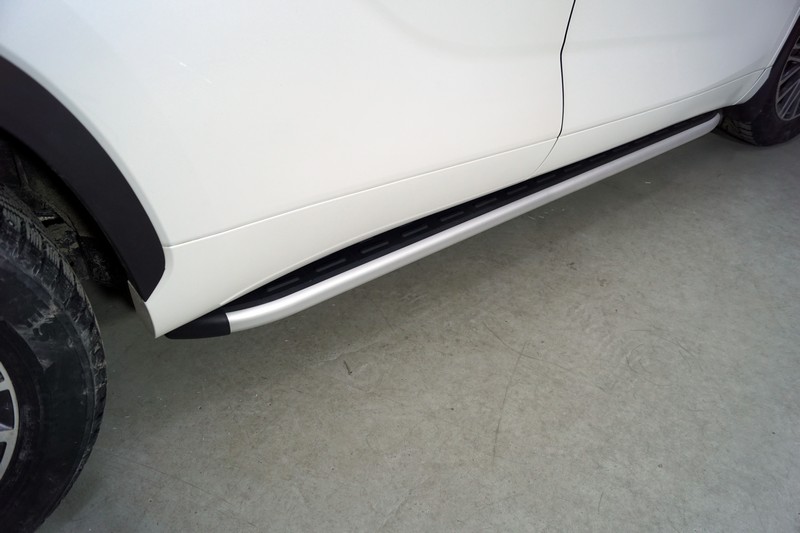 Боковые подножки Toyota Highlander c 2020 алюминиевые с пластиковой накладкой 1820 мм