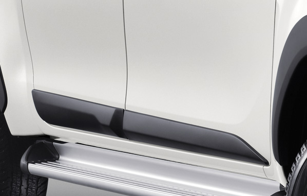 Молдинги боковых дверей Toyota Hilux с 2015