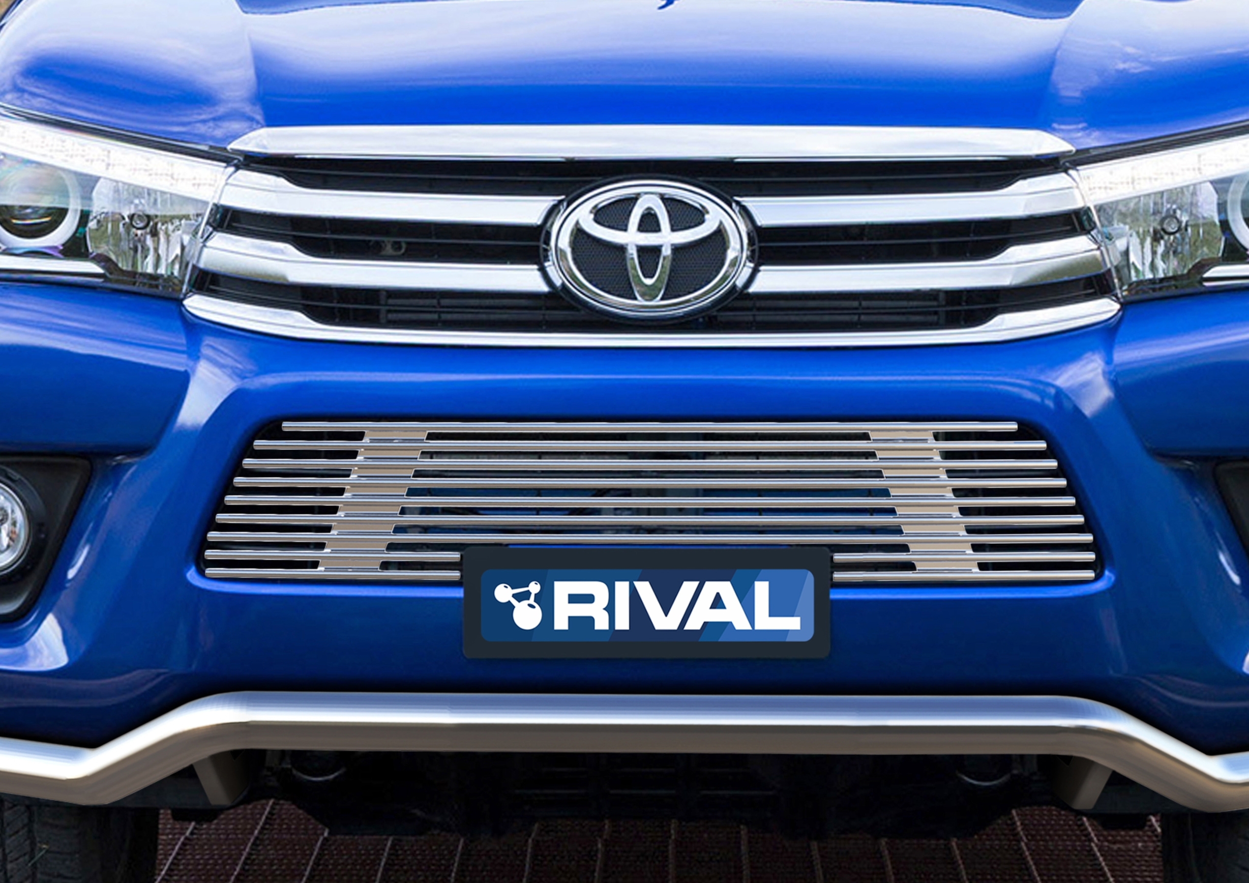 Накладка на решётку бампера Toyota Hilux с 2015