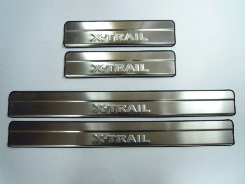 Накладки на дверные пороги с логотипом Nissan X-Trail с 2014