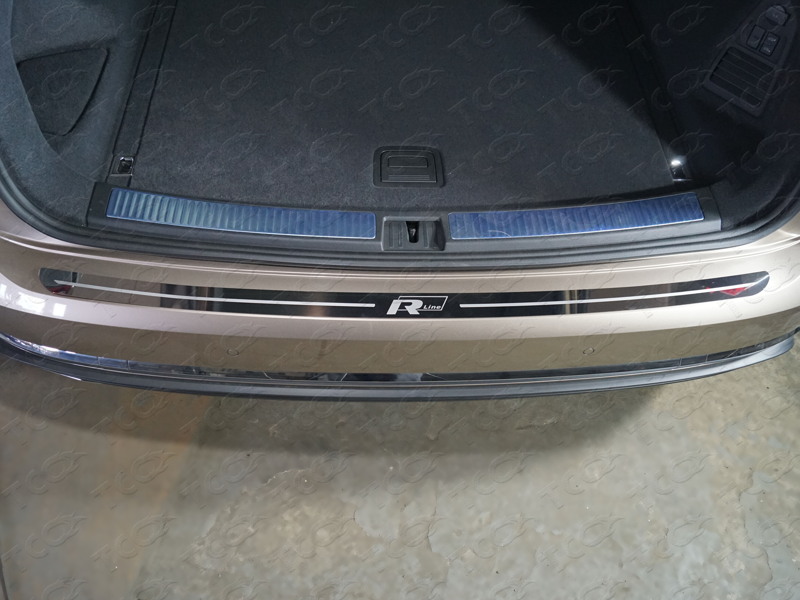 Накладка на задний бампер (лист зеркальный надпись R Line) для Volkswagen Touareg 