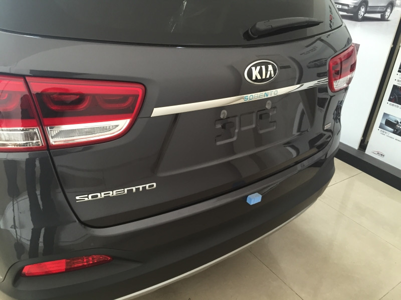 Накладка над номером на крышку багажника KIA Sorento c 2015