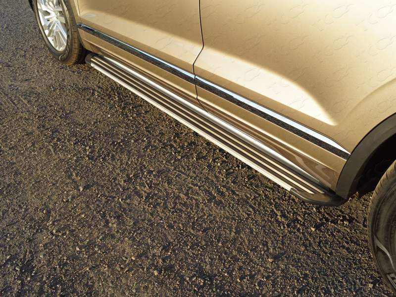 Пороги алюминиевые `Slim Line Silver` для Volkswagen Touareg