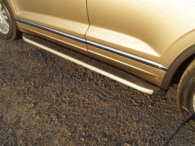 Пороги алюминиевые с пластиковой накладкой для Volkswagen Touareg 