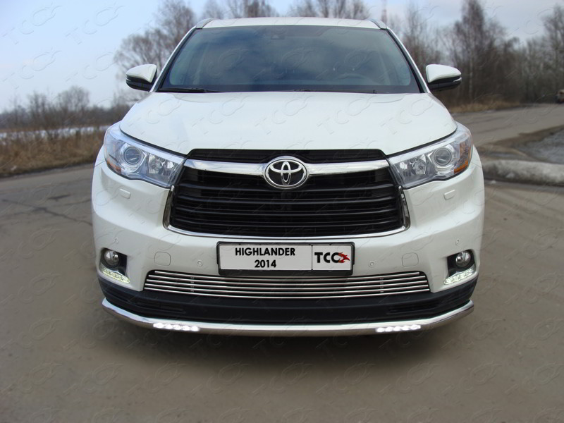 Защита переднего бампера Toyota Highlander с 2014 (с ходовыми огнями)