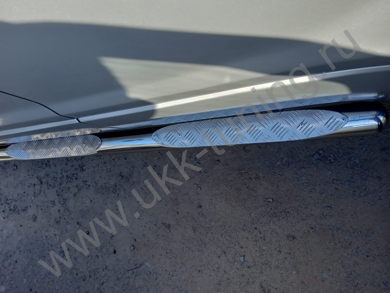 Боковые подножки Suzuki Grand Vitara с 2013-2015 труба с проступью из алюминиевого рифленого листа