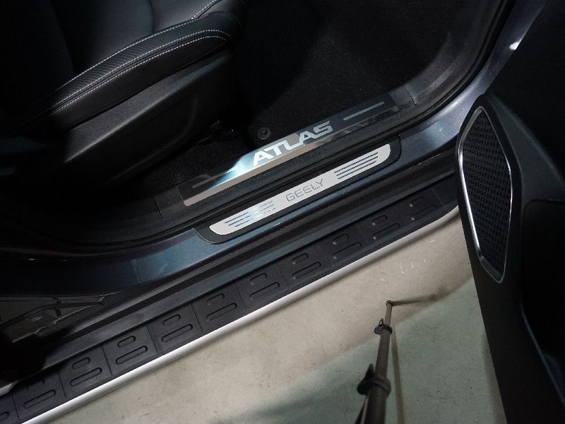 Накладки на пластиковые пороги Geely Atlas Pro с 2021 (лист шлифованный надпись Atlas) 4шт