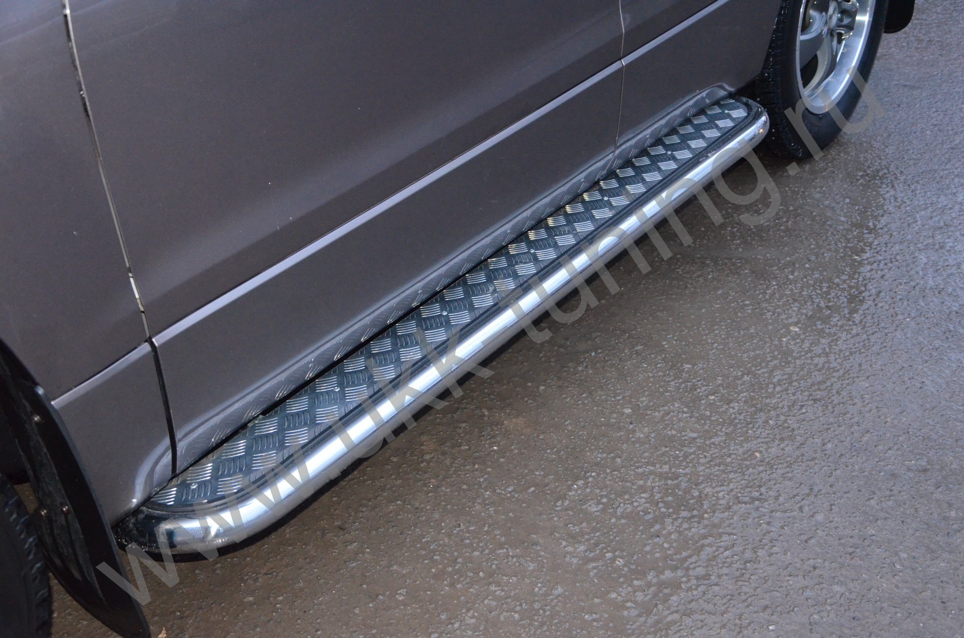 Боковые подножки Suzuki Grand Vitara с 2013-2015 с накладным листом