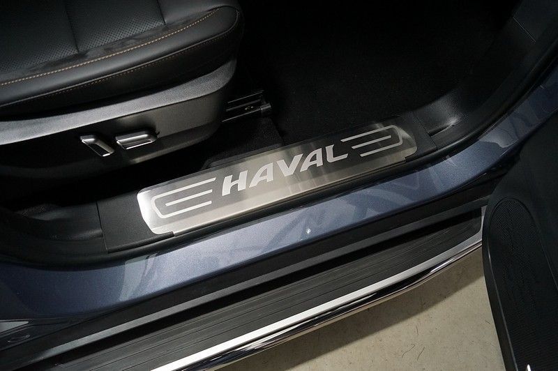 Накладки на пластиковые пороги Haval DARGO с 2022 (лист шлифованный надпись Haval) 2шт Накладки на пластиковые пороги Haval DARGO с 2022 (лист шлифованный надпись Haval) 2шт