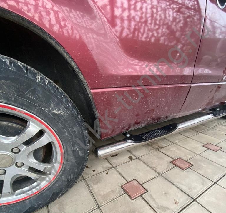 Боковые подножки Suzuki Grand Vitara с 2005-2012 труба с проступью