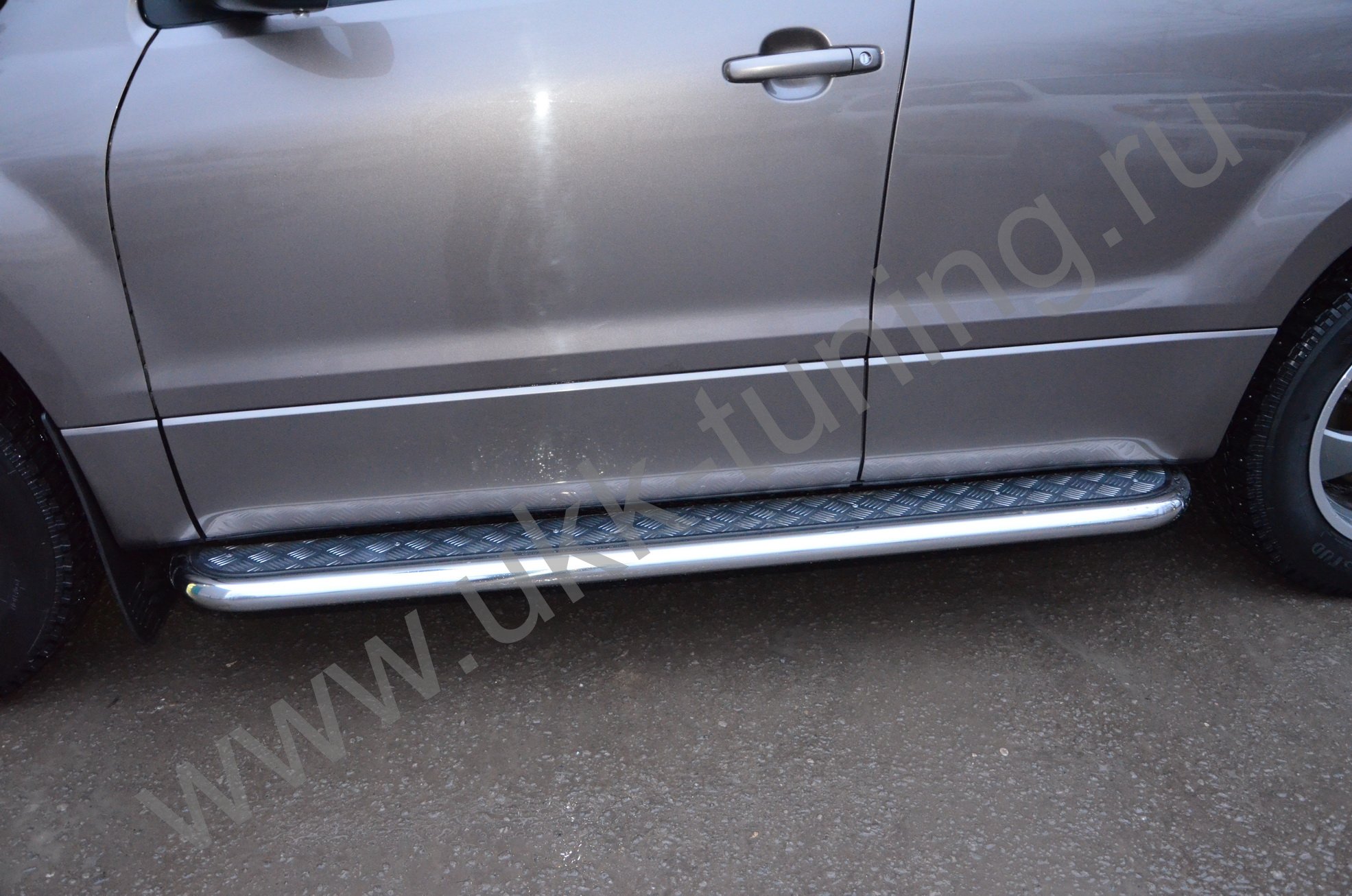 Боковые подножки Suzuki Grand Vitara с 2013-2015 с накладным листом
