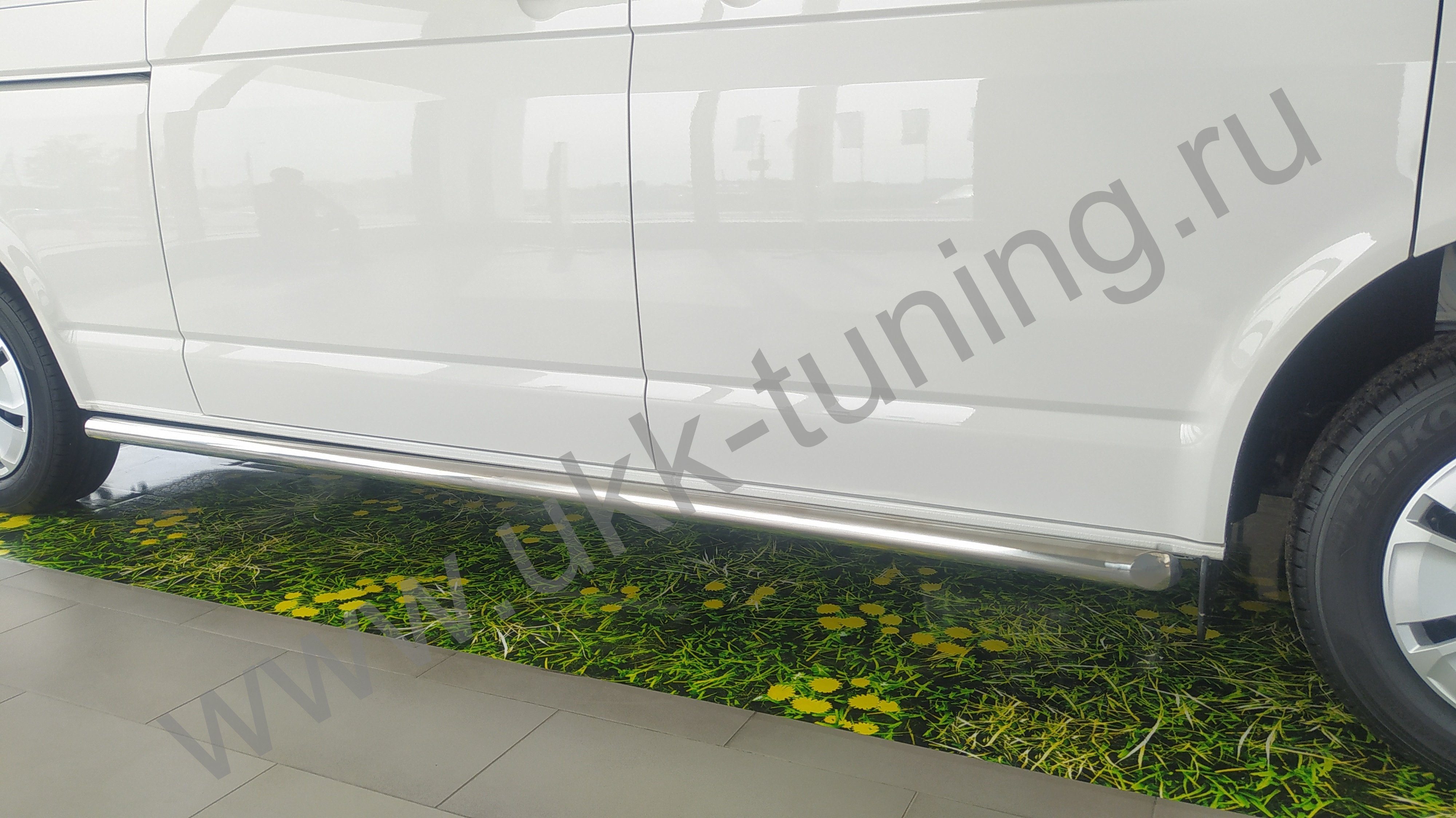 Боковые подножки Volkswagen T6 с 2015-2021 труба (удлиненная база)