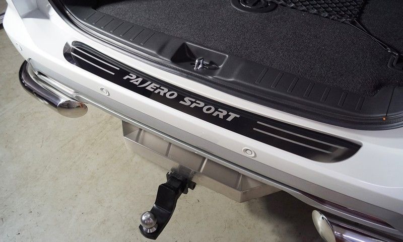 Накладка на задний бампер Mitsubishi Pajero Sport c 2021 (лист зеркальный надпись Pajero Sport ) Накладка на задний бампер Mitsubishi Pajero Sport c 2021 (лист зеркальный надпись Pajero Sport )