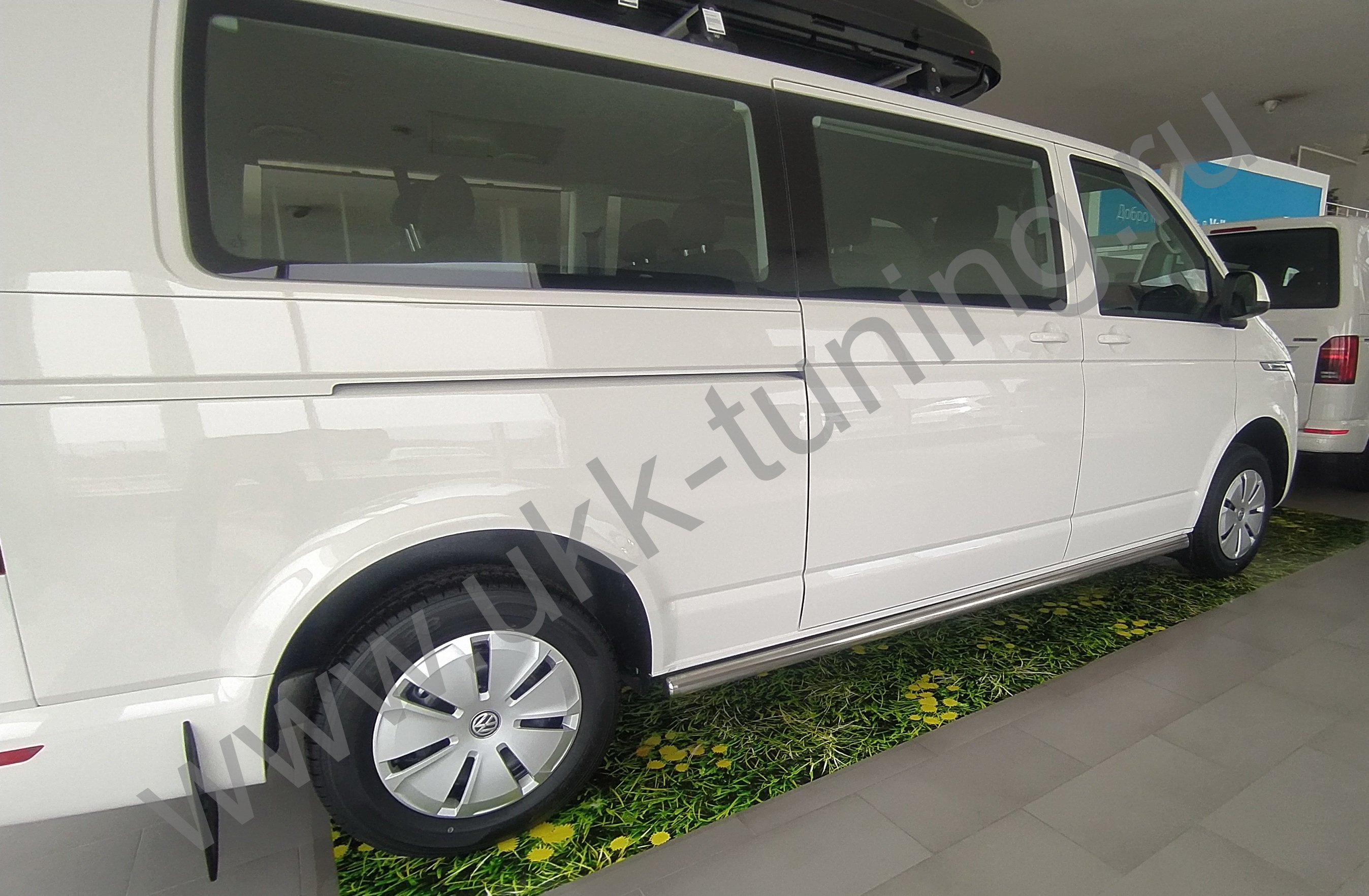 Боковые подножки Volkswagen T6 с 2015-2021 труба (удлиненная база)