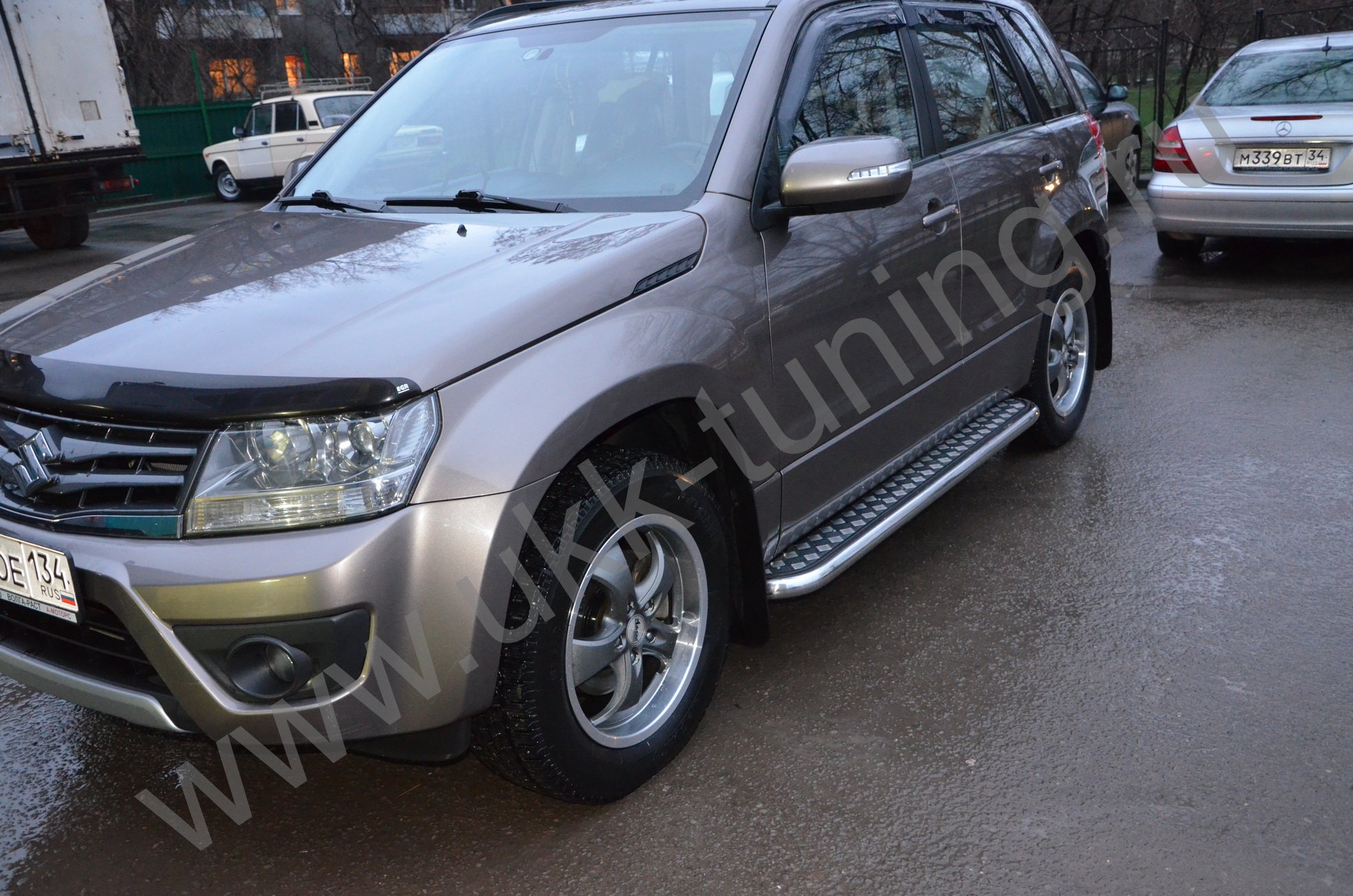 Боковые подножки Suzuki Grand Vitara с 2013-2015 с накладным листом