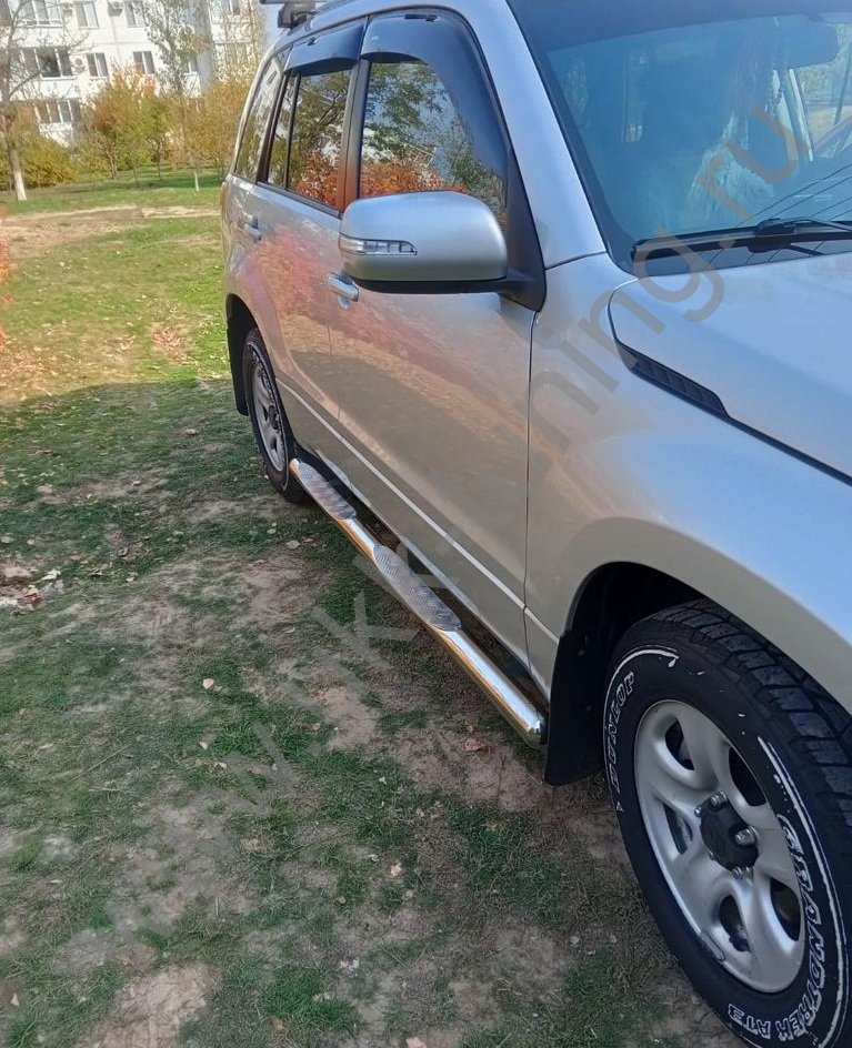 Боковые подножки Suzuki Grand Vitara с 2013-2015 труба с проступью