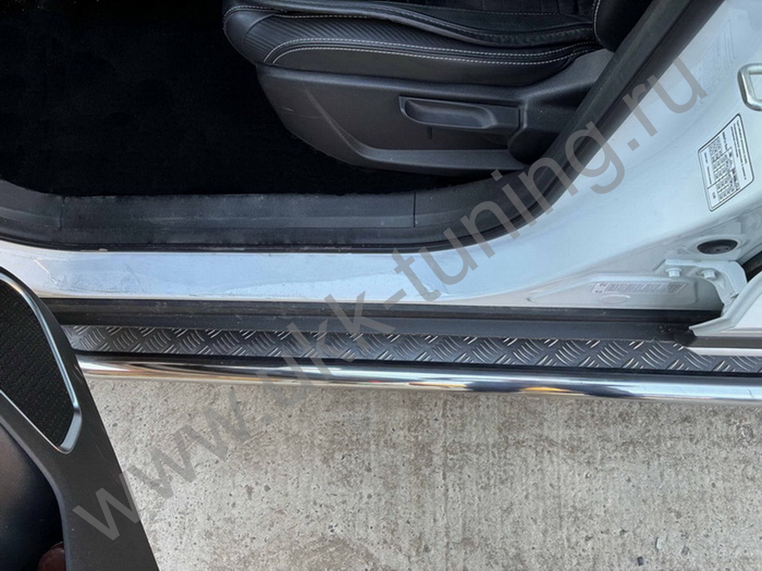 Боковые подножки Geely Atlas Pro с 2021 с накладным листом