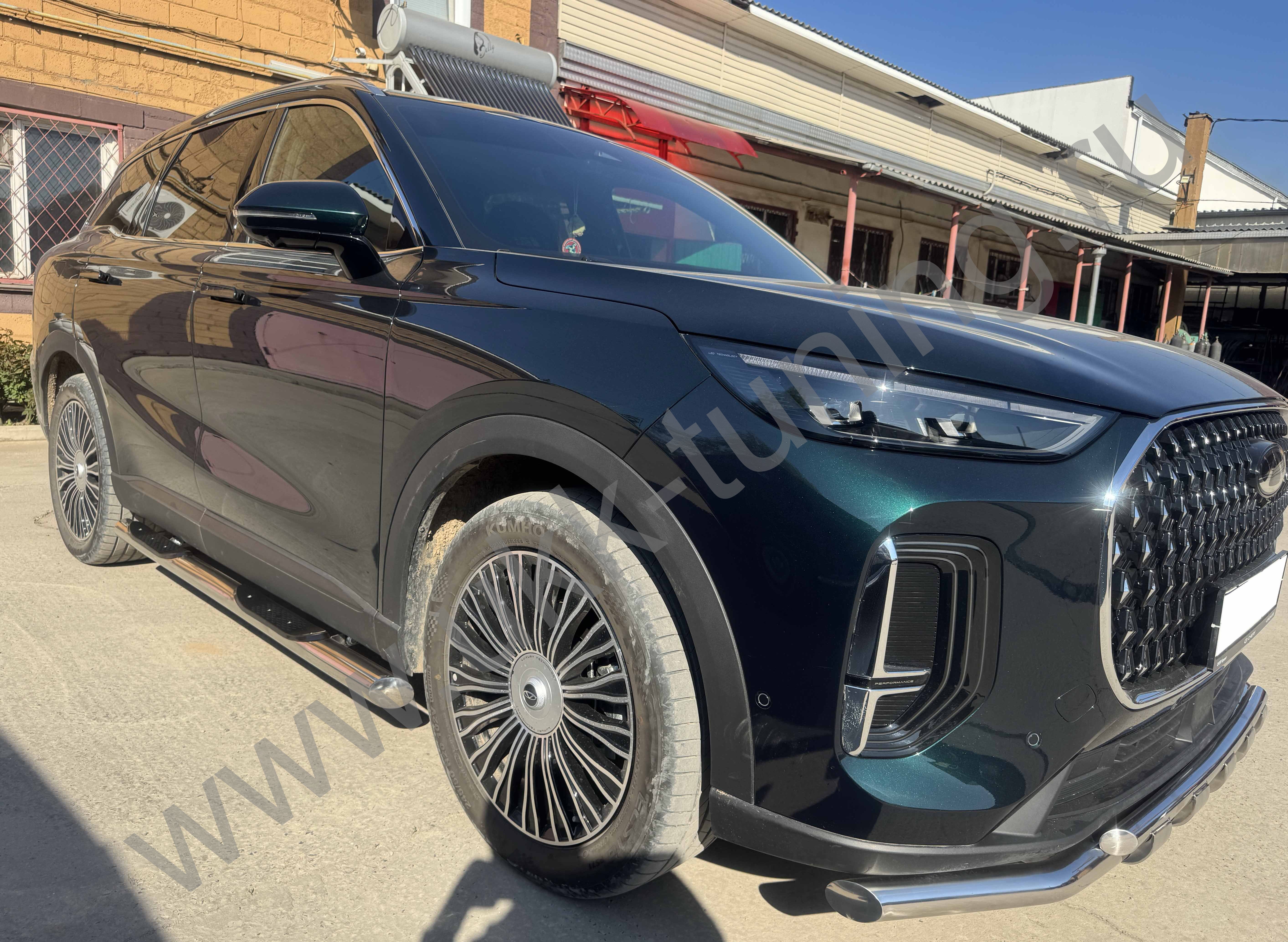 Боковые подножки Chery Tiggo 9 с 2024 труба с проступью