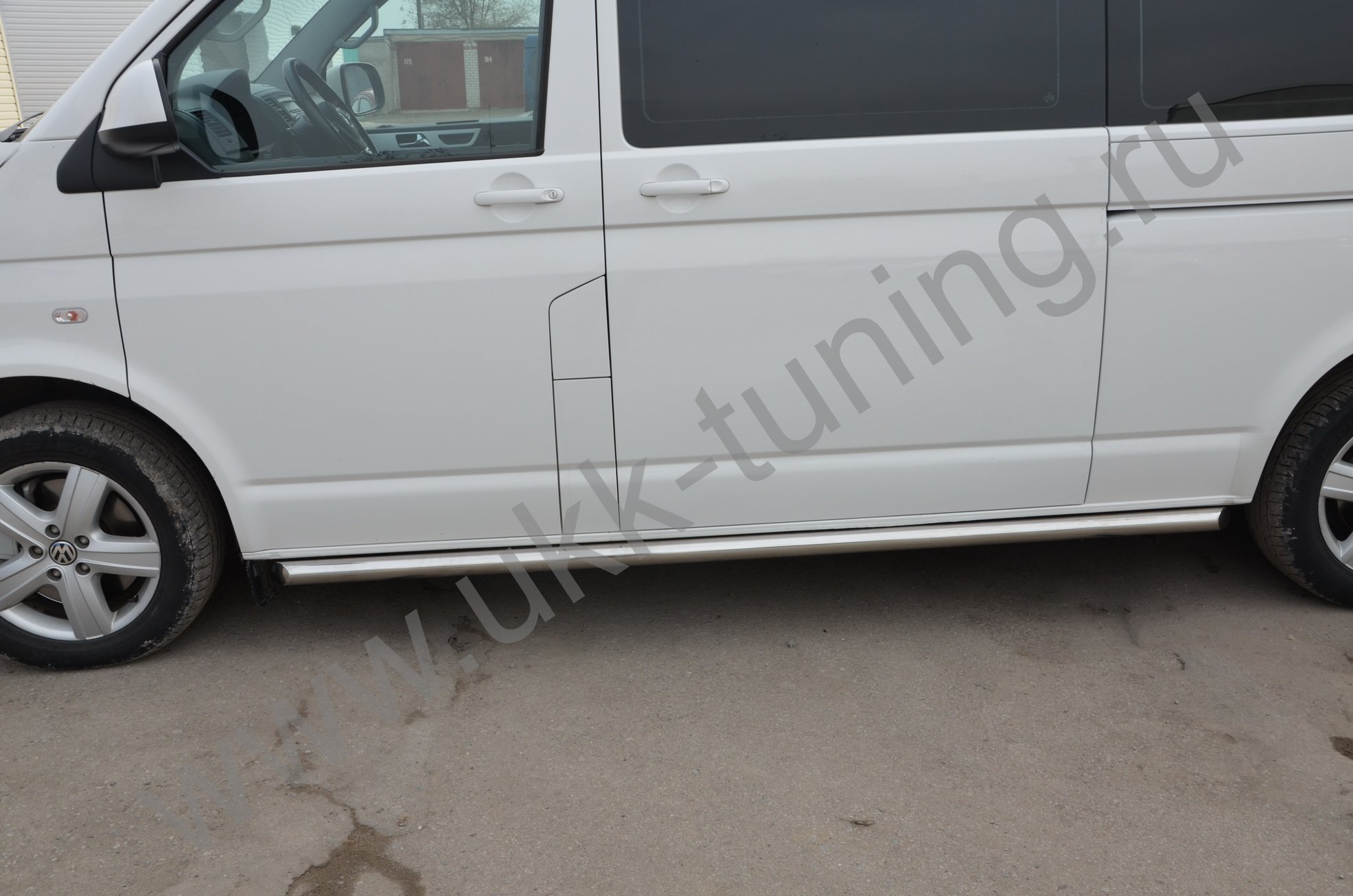 Боковые подножки Volkswagen T5 с 2003-2009 труба (длинная база)