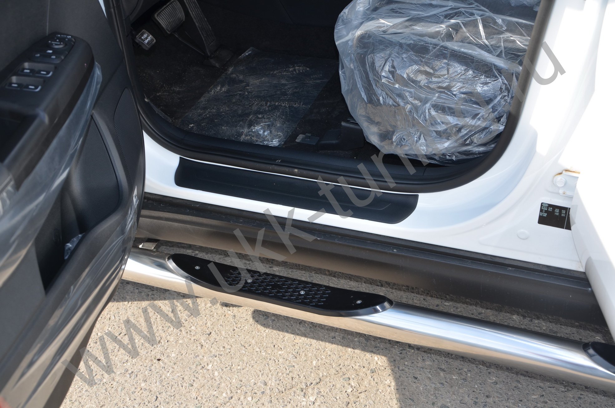 Боковые подножки Kia Sportage с 2018-2020 труба с проступью