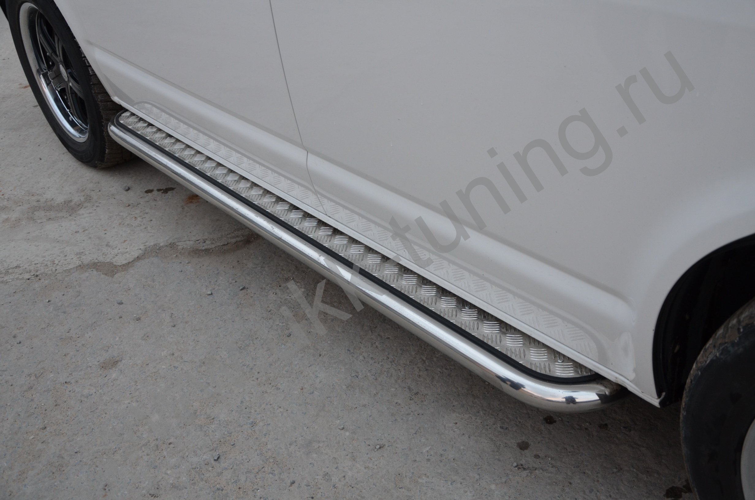 Боковые подножки Volkswagen T5 с 2003-2009 с накладным листом