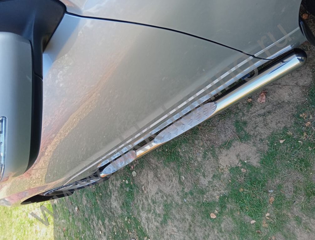 Боковые подножки Suzuki Grand Vitara с 2013-2015 труба с проступью