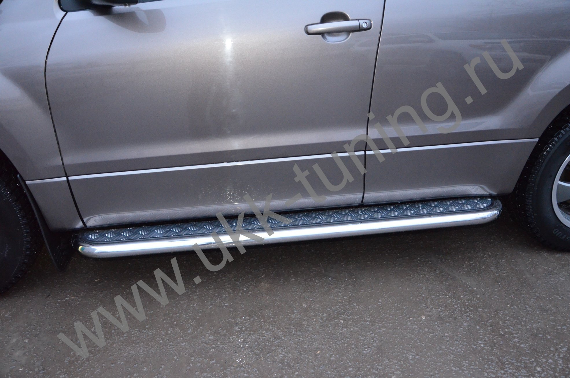 Боковые подножки Suzuki Grand Vitara с 2005-2012 с накладным листом
