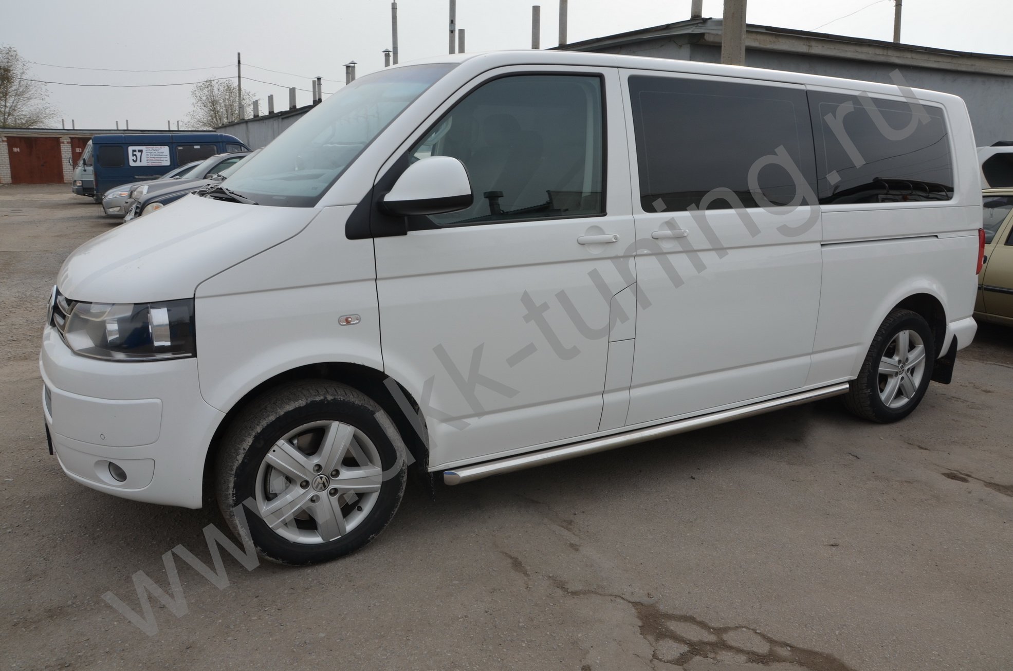 Боковые подножки Volkswagen T5 с 2003-2009 труба (длинная база)