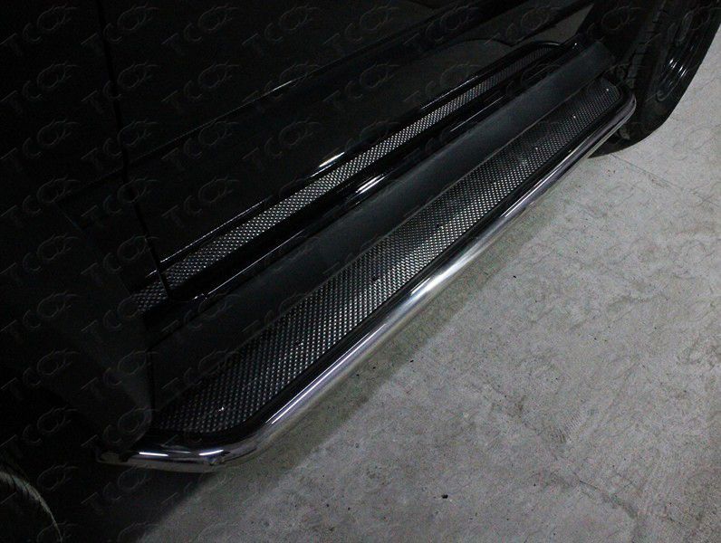 Боковые подножки Suzuki Jimny c 2019 с площадкой (нерж. лист) 42,4 мм