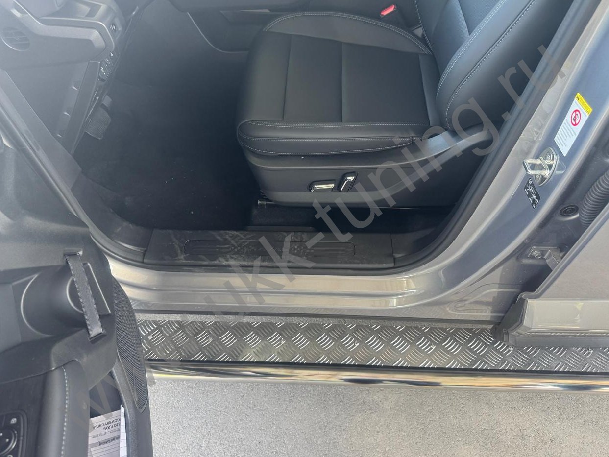 Боковые подножки Haval H7 с 2025 с накладным листом