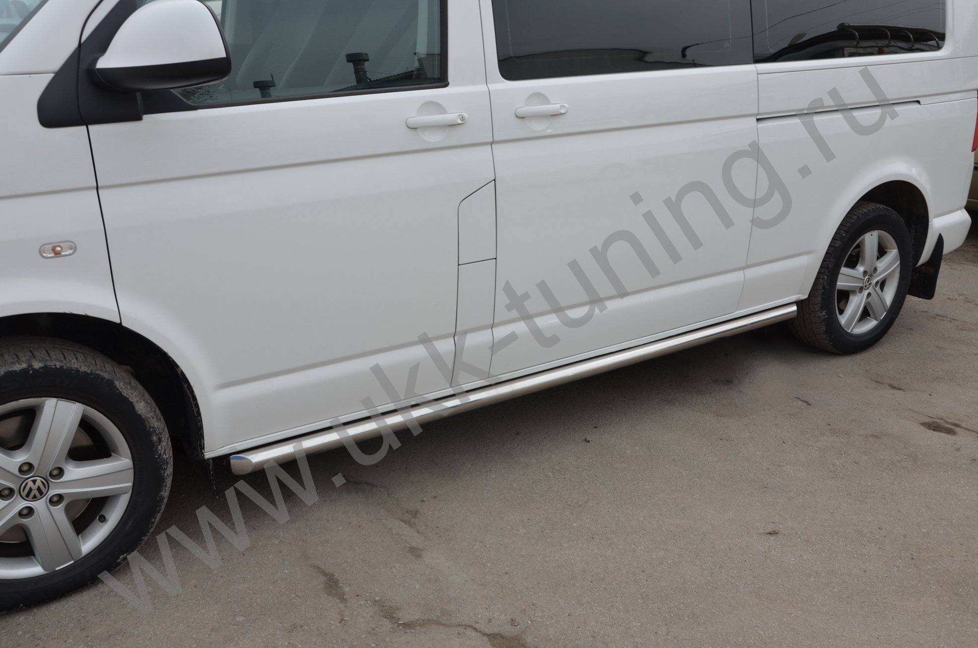 Боковые подножки Volkswagen T5 с 2003-2009 труба (длинная база)