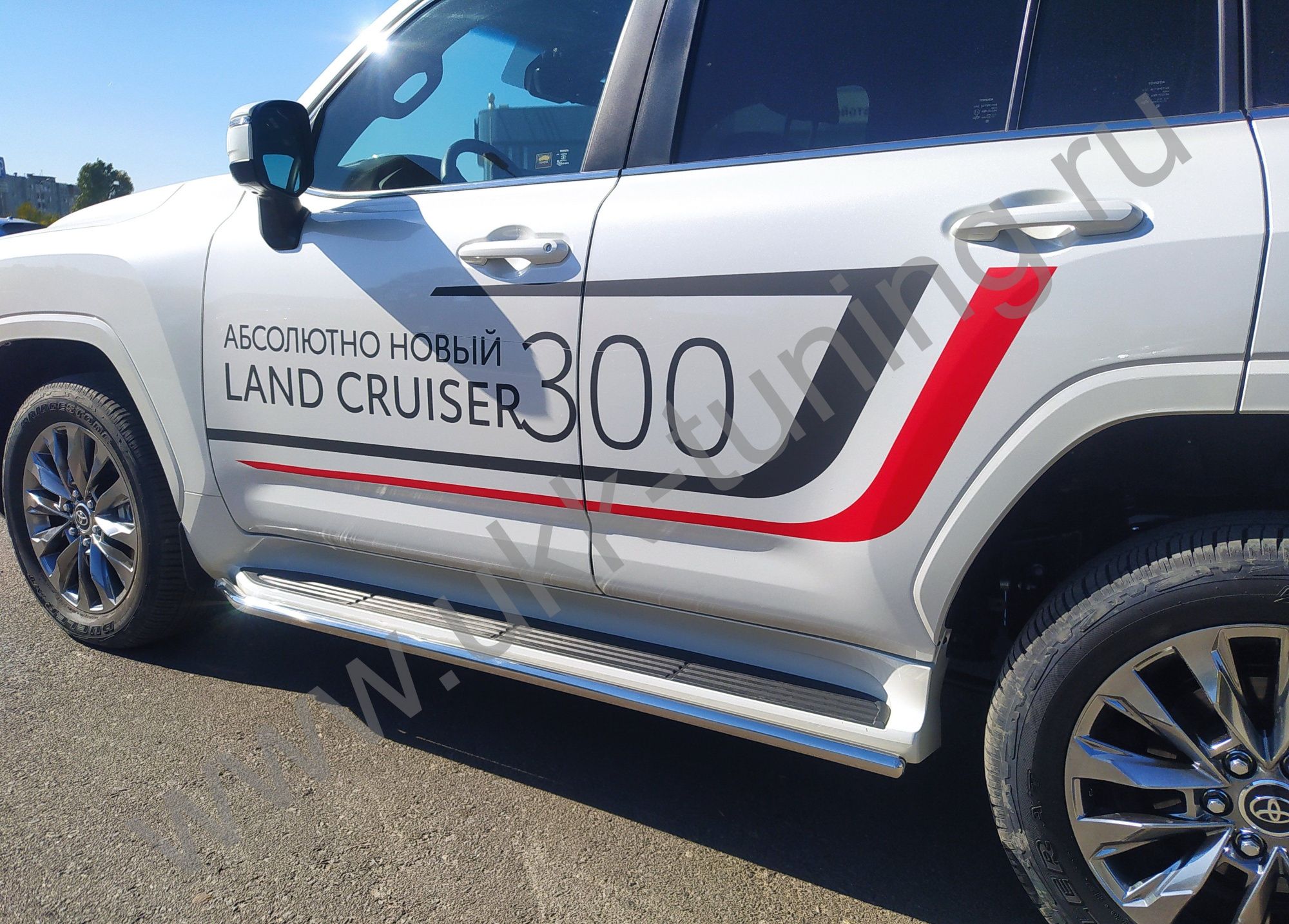 Боковые подножки Toyota Land Cruiser 300 с 2021 труба Боковые подножки Toyota Land Cruiser 300 с 2021 труба