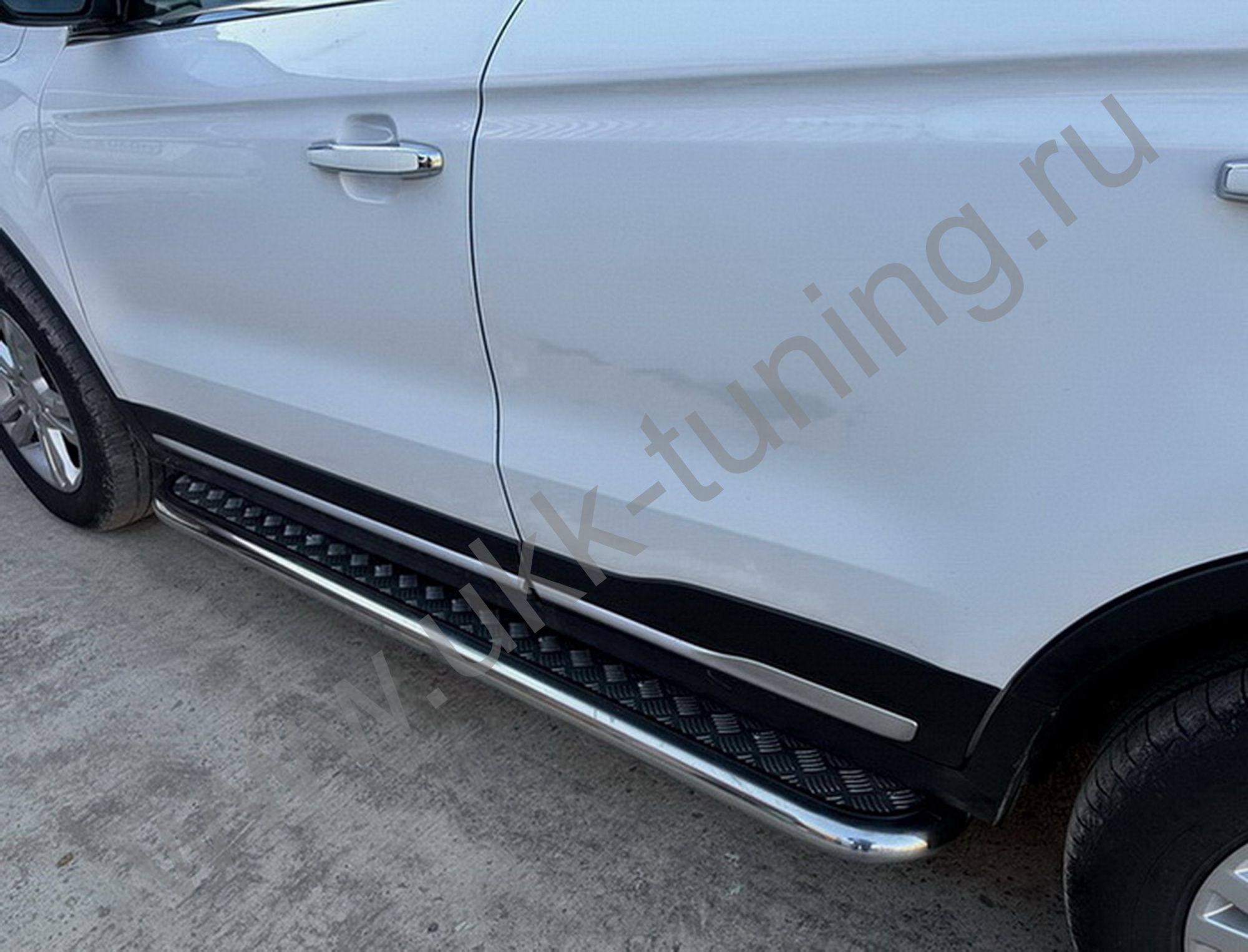 Боковые подножки Geely Atlas Pro с 2021 с накладным листом