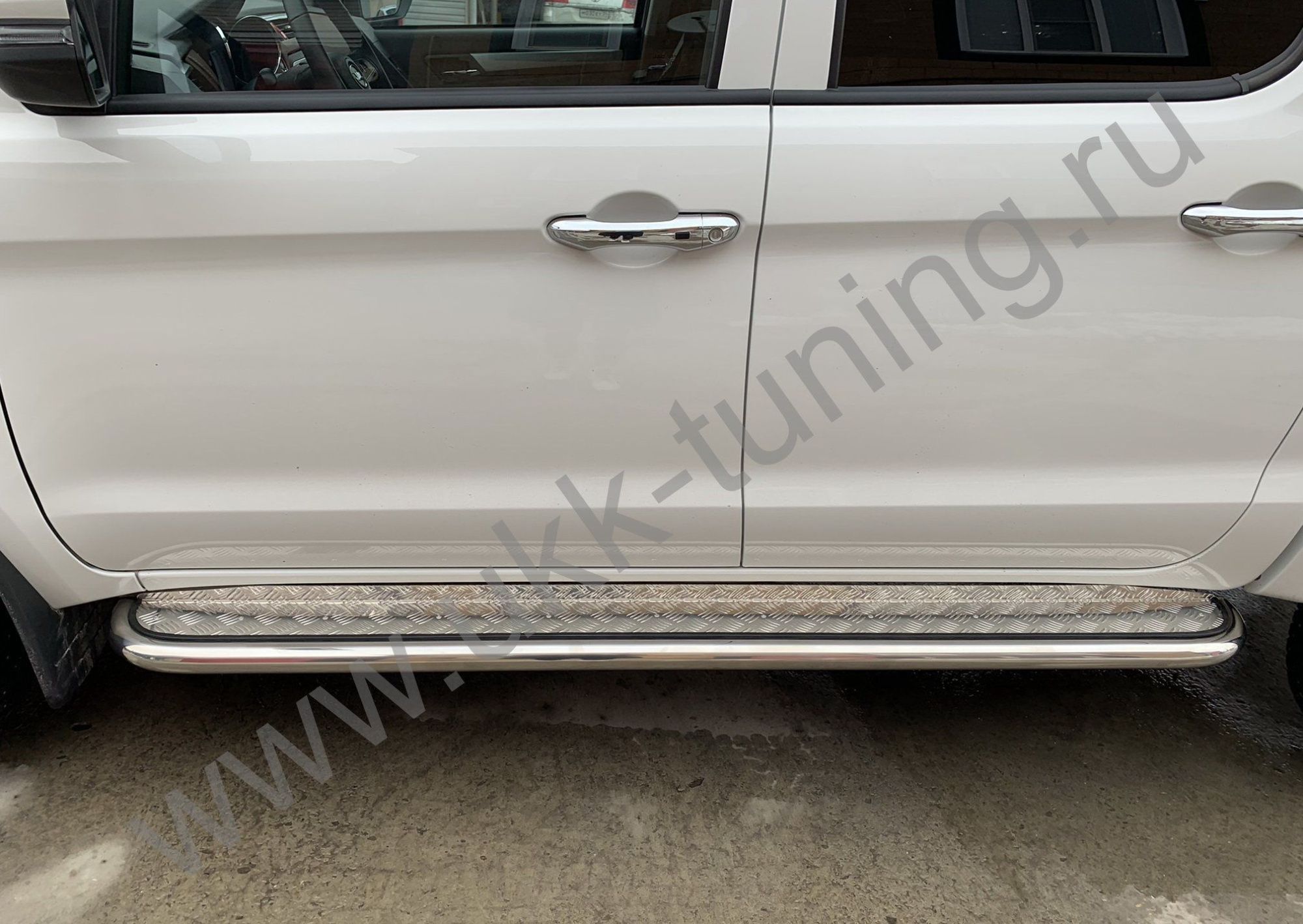 Боковые подножки JAC T6 с накладным листом