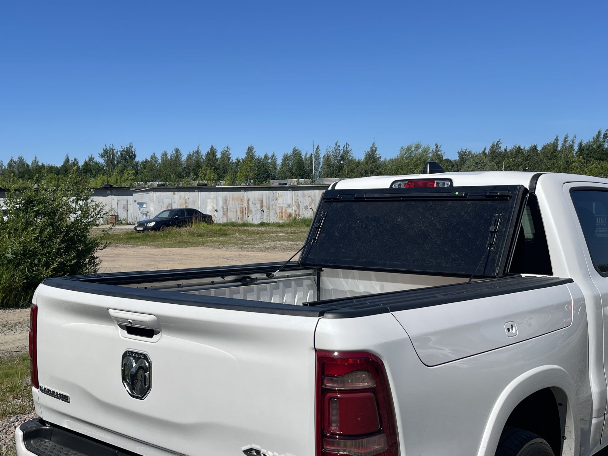 Крышка кузова Dodge Ram с 2013 четырехсекционная, алюминиевая