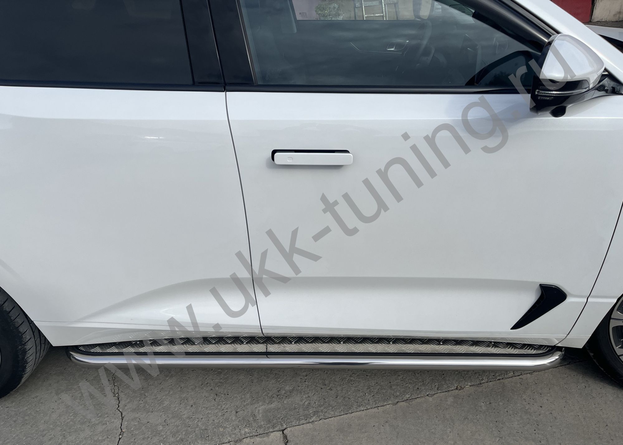 Боковые подножки Changan UNI-K с 2022 с накладным листом