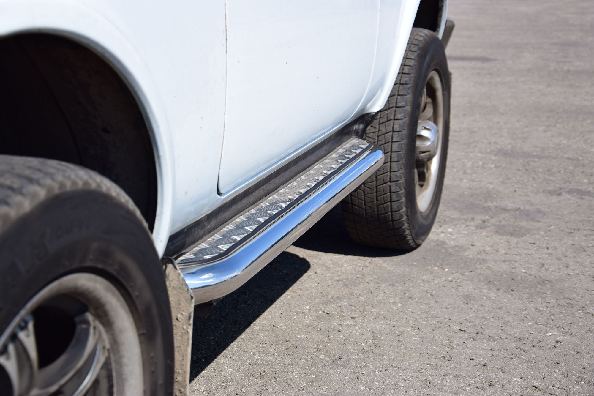 Боковые подножки Lada Niva 2121 с 1995 d51 c алюминиевой площадкой