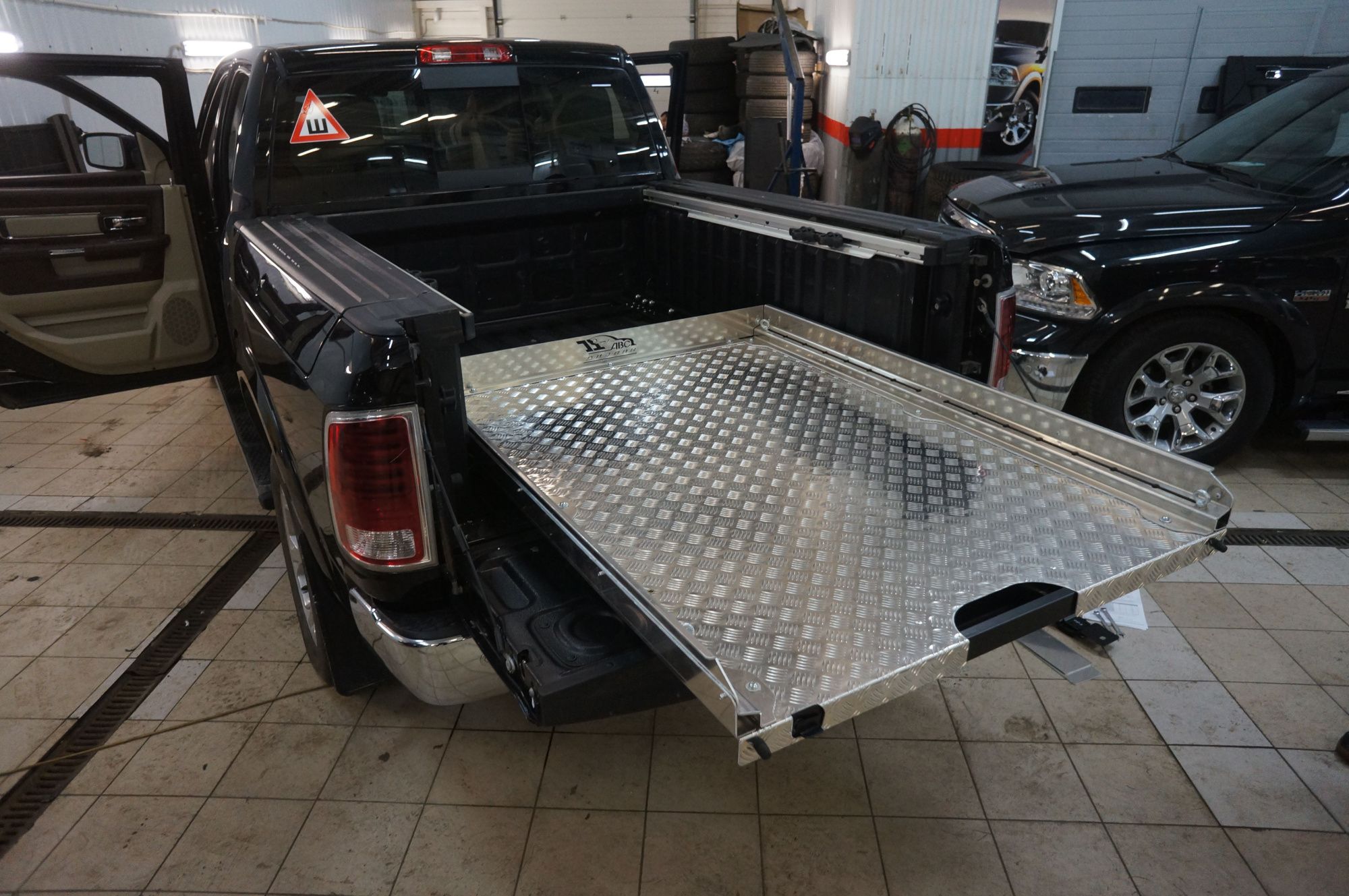 Платформа грузовая Dodge RAM 1500 с 2008, двойная кабина, некрашенная, серебристая