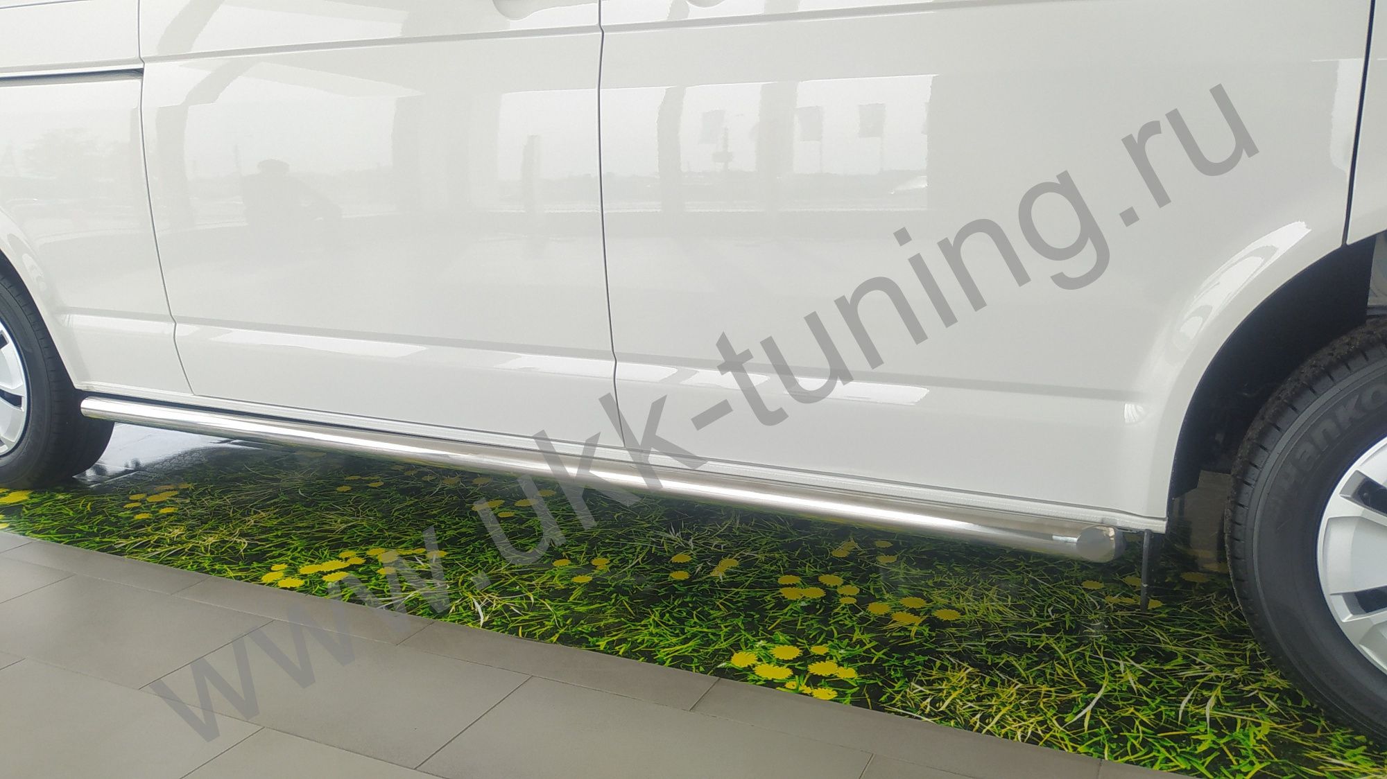 Боковые подножки Volkswagen T6 с 2015-2021 труба (удлиненная база)