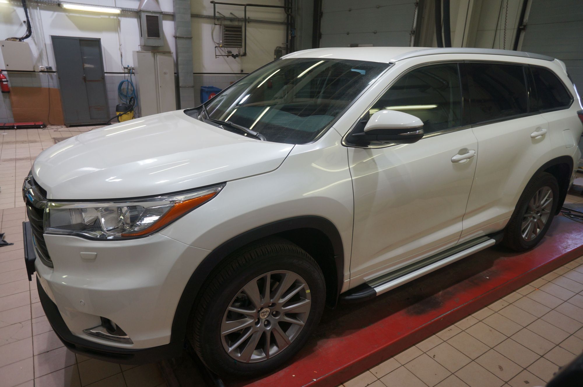Пороги алюминиевые Brillant Toyota Highlander с 2014 (серебристые) Пороги алюминиевые Brillant Toyota Highlander с 2014 (серебристые)
