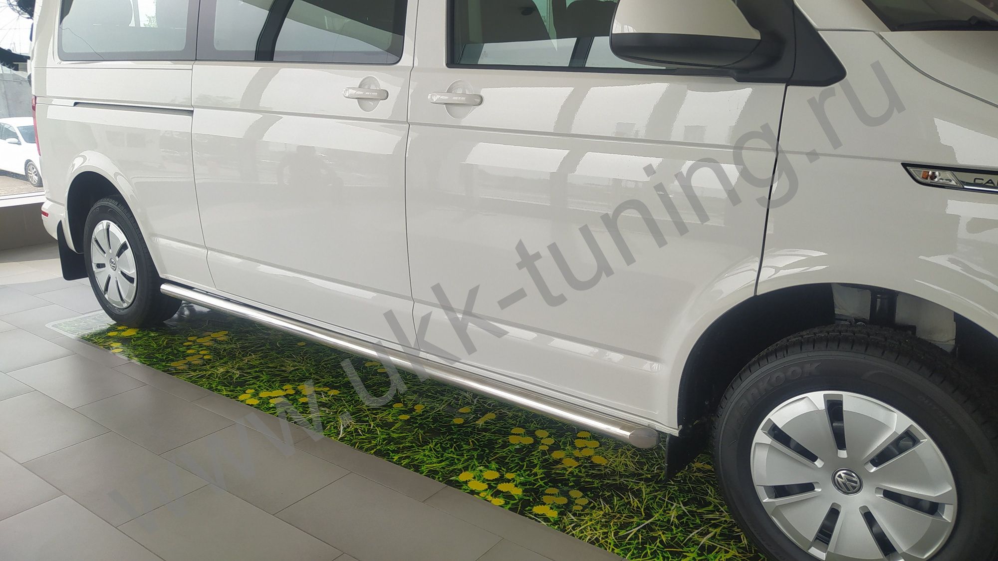 Боковые подножки Volkswagen T6 с 2015-2021 труба (удлиненная база)