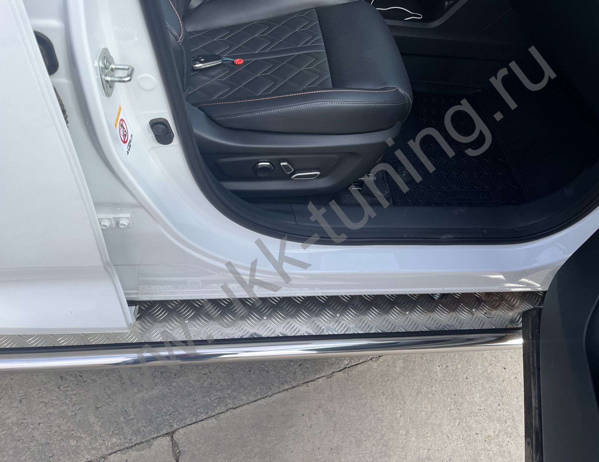 Боковые подножки Changan UNI-K с 2022 с накладным листом