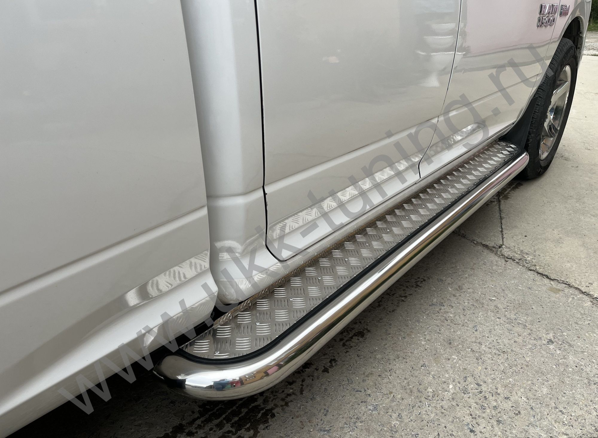 Пороги с накладным листом Dodge RAM 1500 Crew Cab с 2018-2018