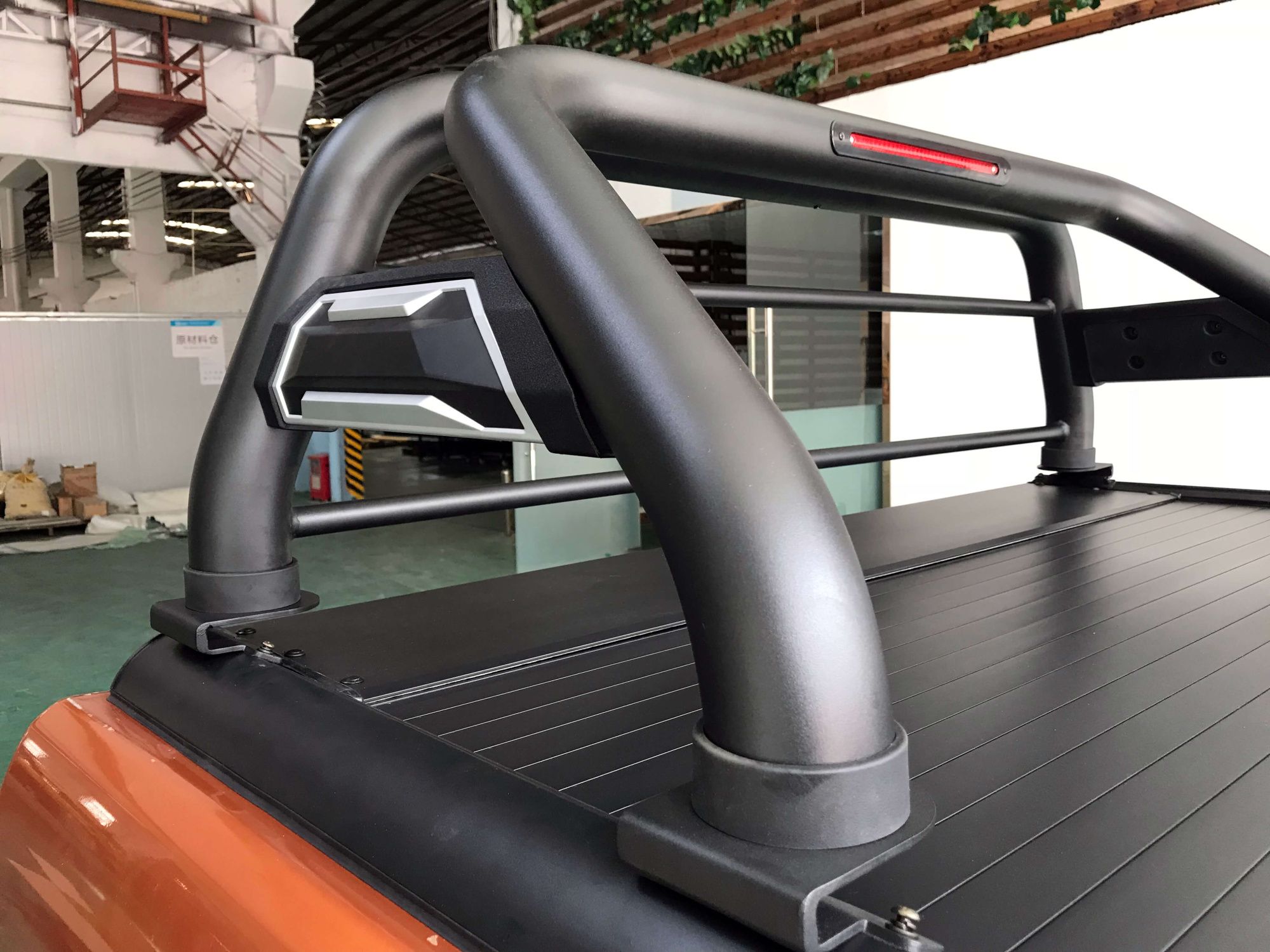 Крышка кузова Toyota Hilux с 2015 алюминиевая роллетная HTF Крышка кузова Toyota Hilux с 2015 алюминиевая роллетная HTF