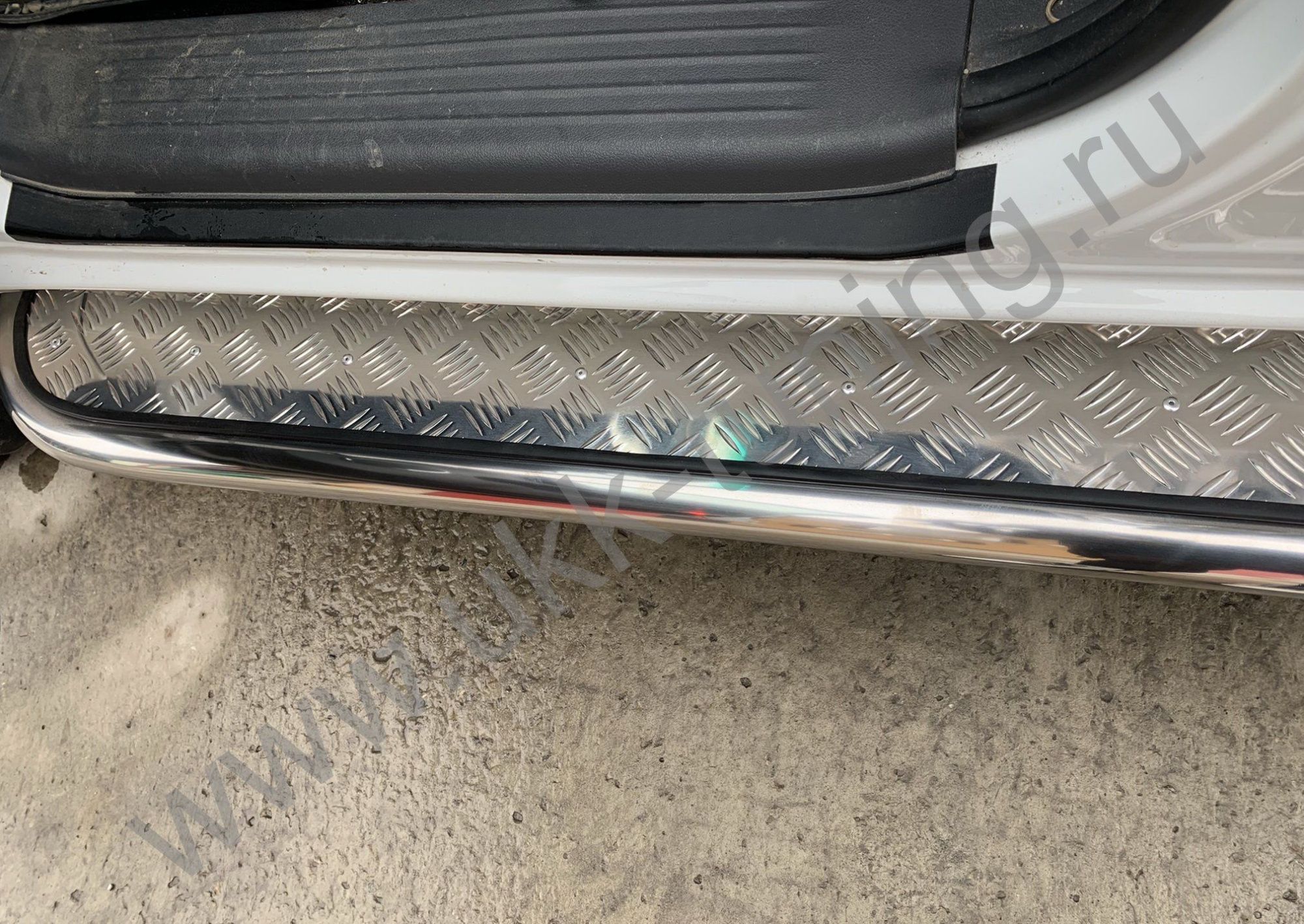 Боковые подножки JAC T6 с накладным листом