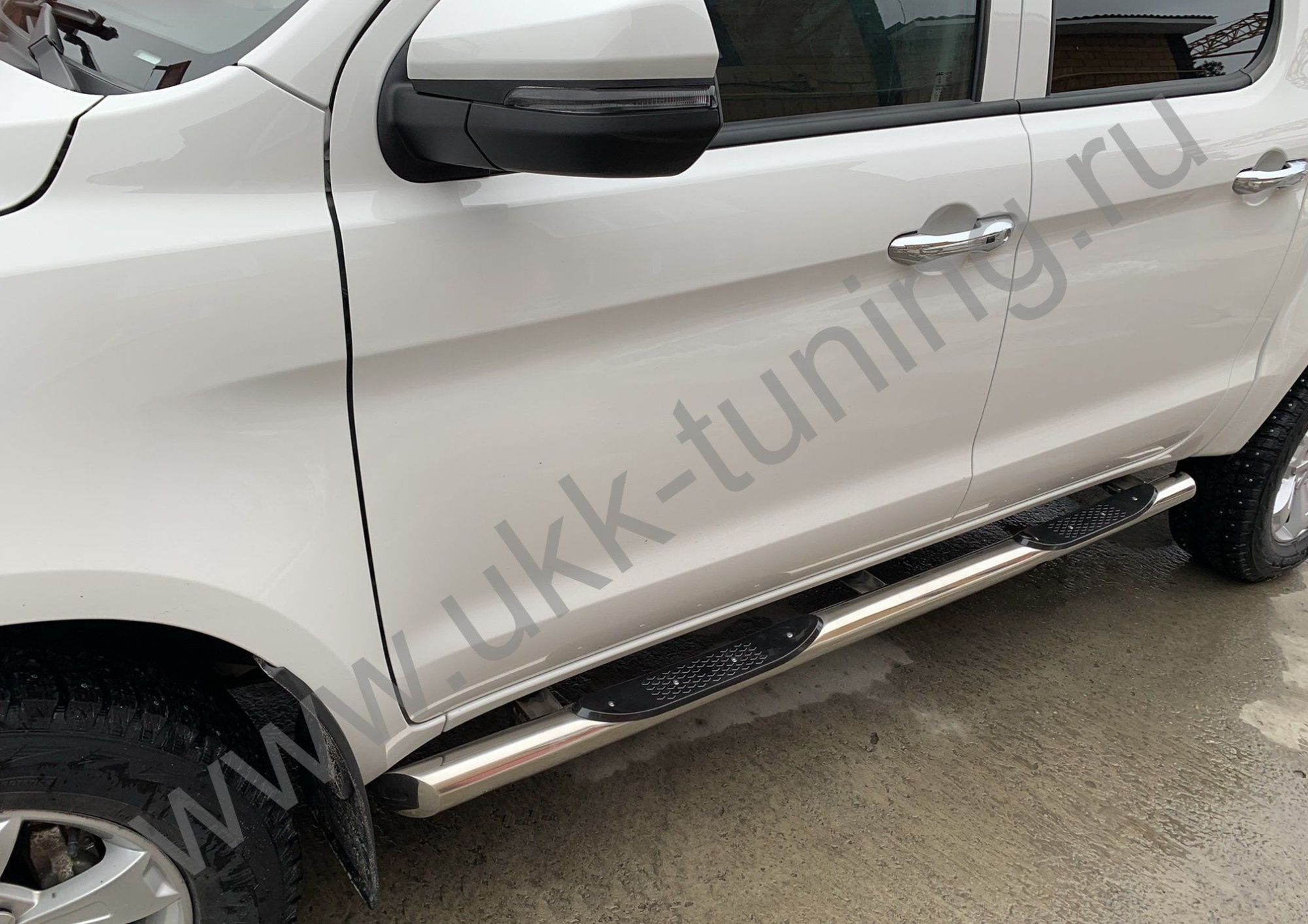 Боковые подножки JAC T6 труба с проступью