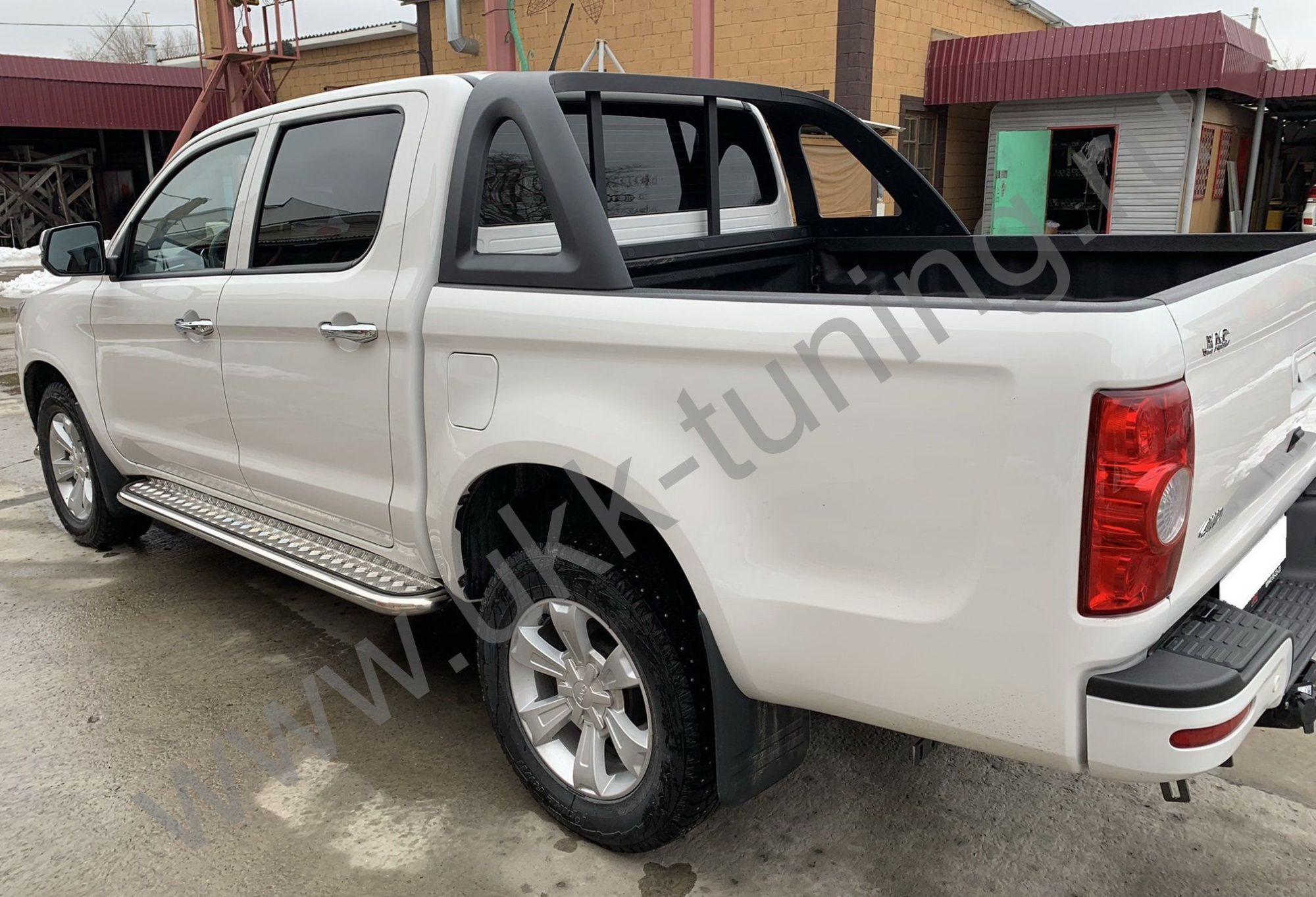 Боковые подножки JAC T6 с накладным листом