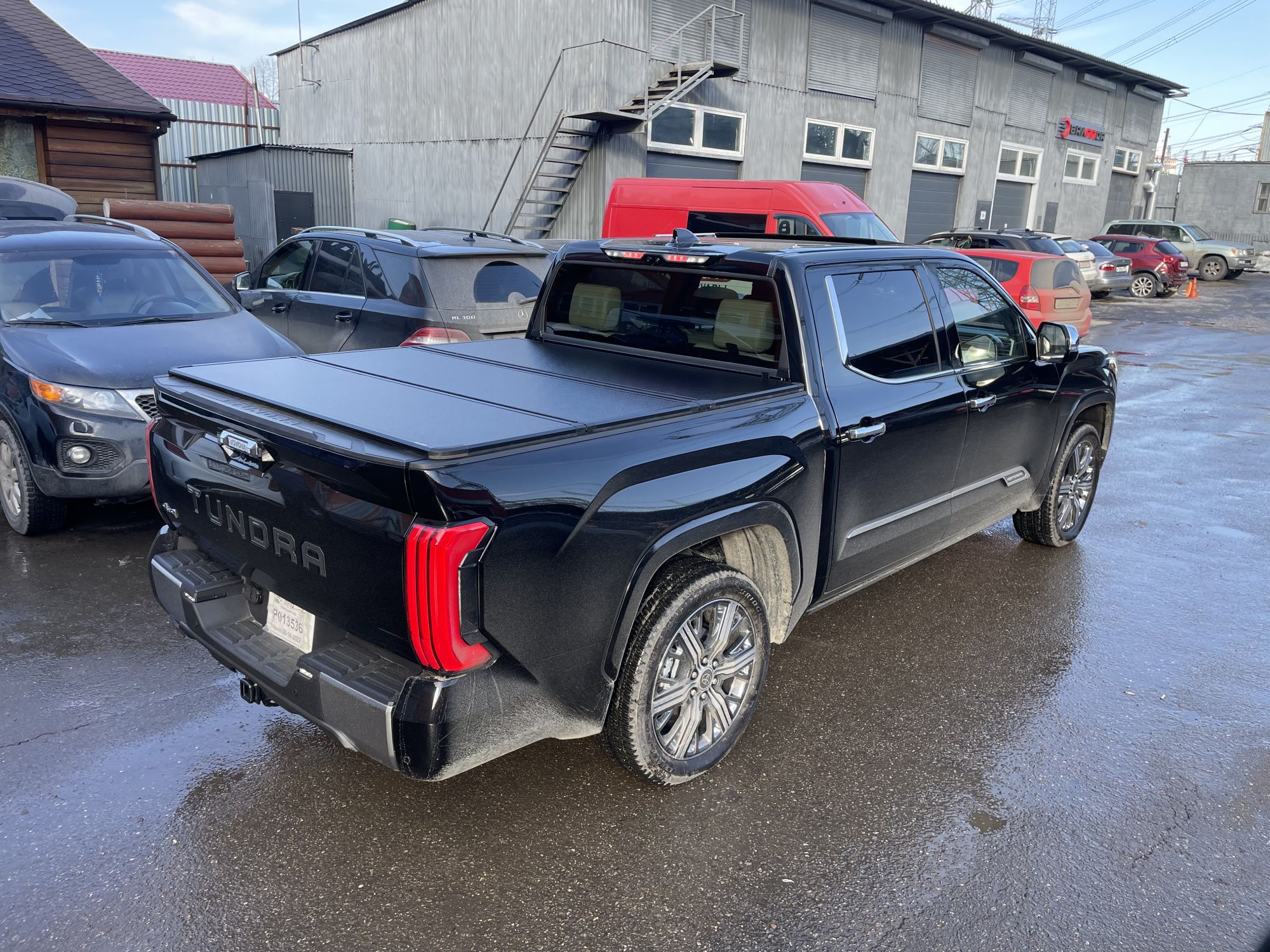 Крышка кузова Toyota Tundra с 2007 трехсекционная, алюминиевая Крышка кузова Toyota Tundra с 2007 трехсекционная, алюминиевая