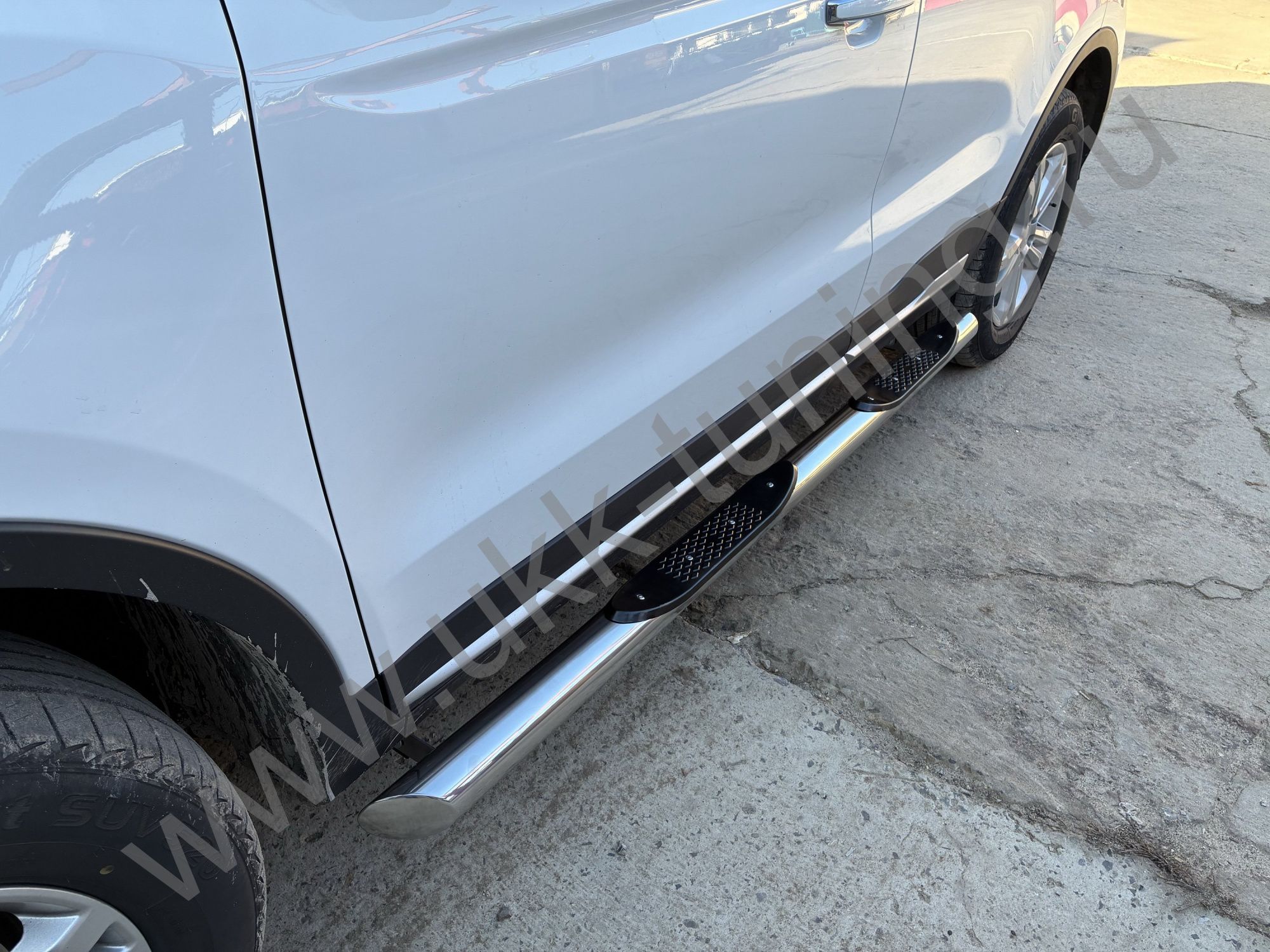 Боковые подножки Geely Atlas Pro с 2021 труба с проступью